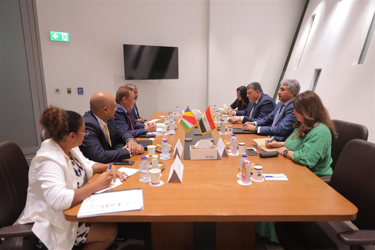 وزير السياحة يبحث مع وزير الخارجية بسيشل آليات جذب السائحين إلى المقصد السياحي المصري