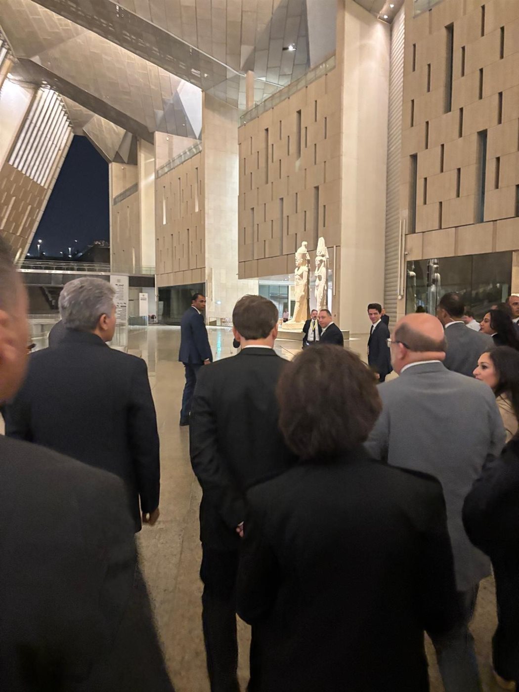 الرئيس الفرنسي إيمانويل ماكرون يزور المتحف المصري الكبير 