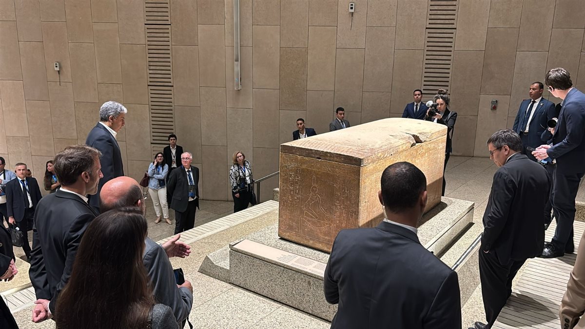 الرئيس الفرنسي إيمانويل ماكرون يزور المتحف المصري الكبير 