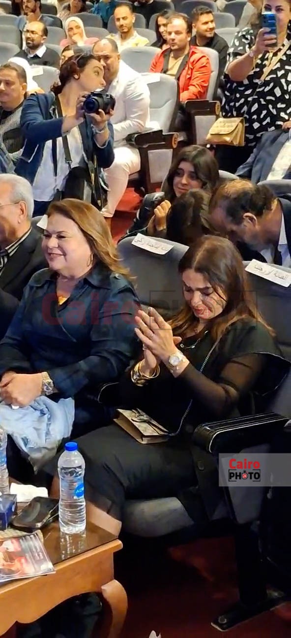 بكاء ماجدة زكي وأشرف زكي وروجينا في مهرجان الفضاءات المسرحية