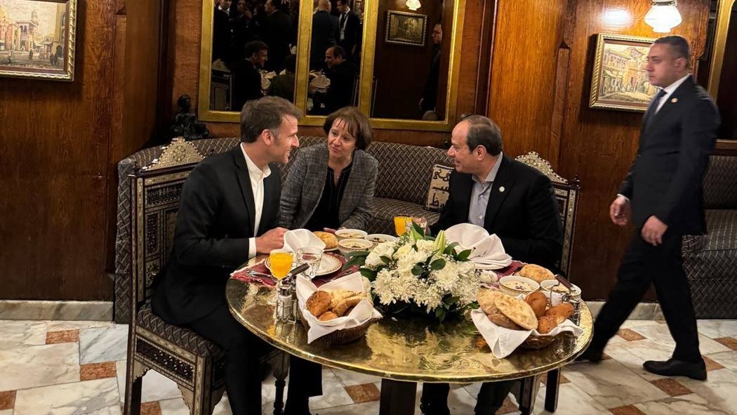 الرئيس السيسي يصطحب نظيره الفرنسي لـ أحد المطاعم السياحية بمنطقة خان الخليل - 