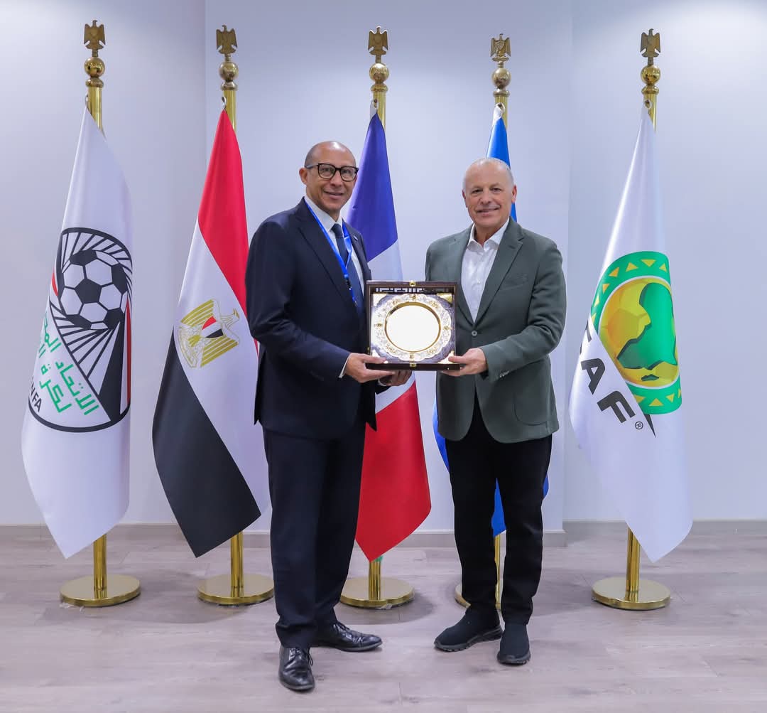 أبو ريدة يلتقي نظيره الفرنسي فيليب ديالو ويهديه درع الاتحاد وقميص المنتخب