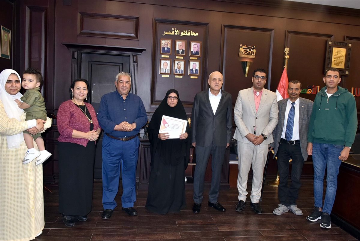 محافظ الأقصر يكرم الام المثالية