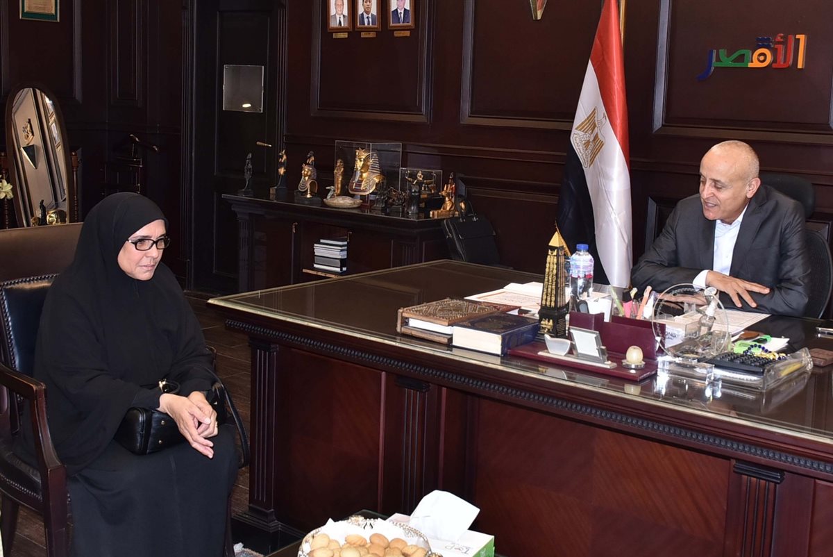 محافظ الأقصر يكرم الام المثالية