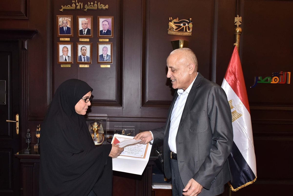 محافظ الأقصر يكرم الام المثالية