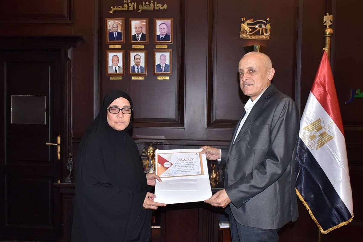 محافظ الأقصر يكرم الام المثالية