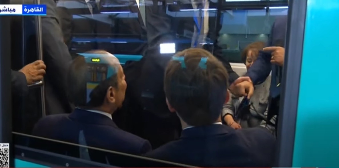 ماكرون يستقل مترو أنفاق القاهرة من محطة عدلي منصور 