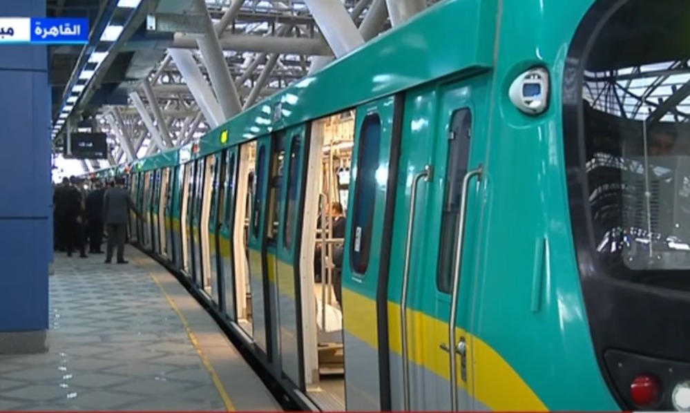 ماكرون يستقل مترو أنفاق القاهرة من محطة عدلي منصور 