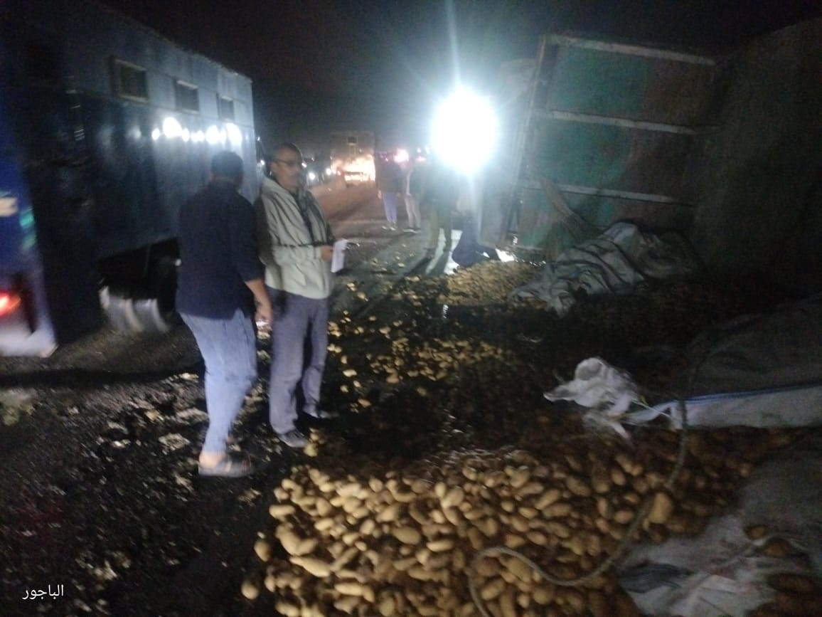 الدفع بمعدات ثقيلة لرفع آثار انقلاب سيارة نقل محملة بالبطاطس على الطريق الإقليمي بالمنوفية|