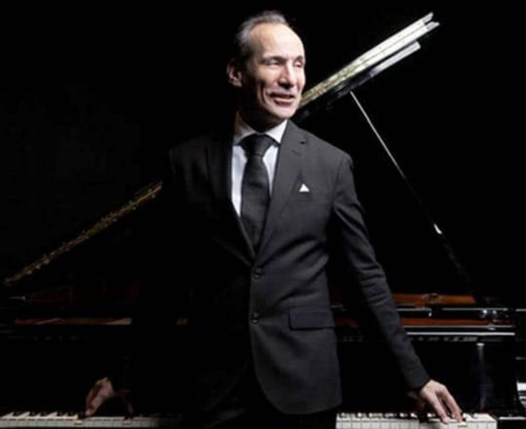 الموسيقار وعازف البيانو عمرو سليم الذي يحيي حفلا في الأوبرا