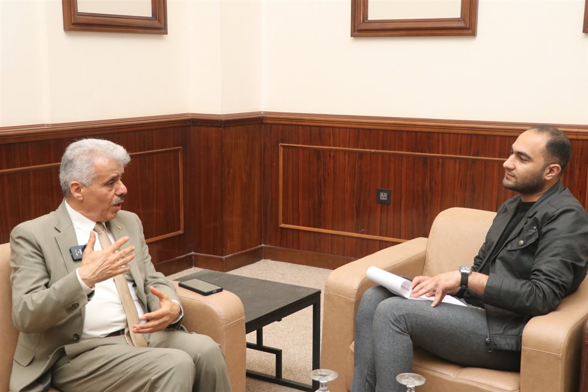 وزير التعليم الفلسطيني مع محرر القاهرة 24