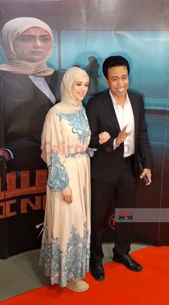 سامح حسين يصطحب زوجته على ريد كاربت فيلمه 