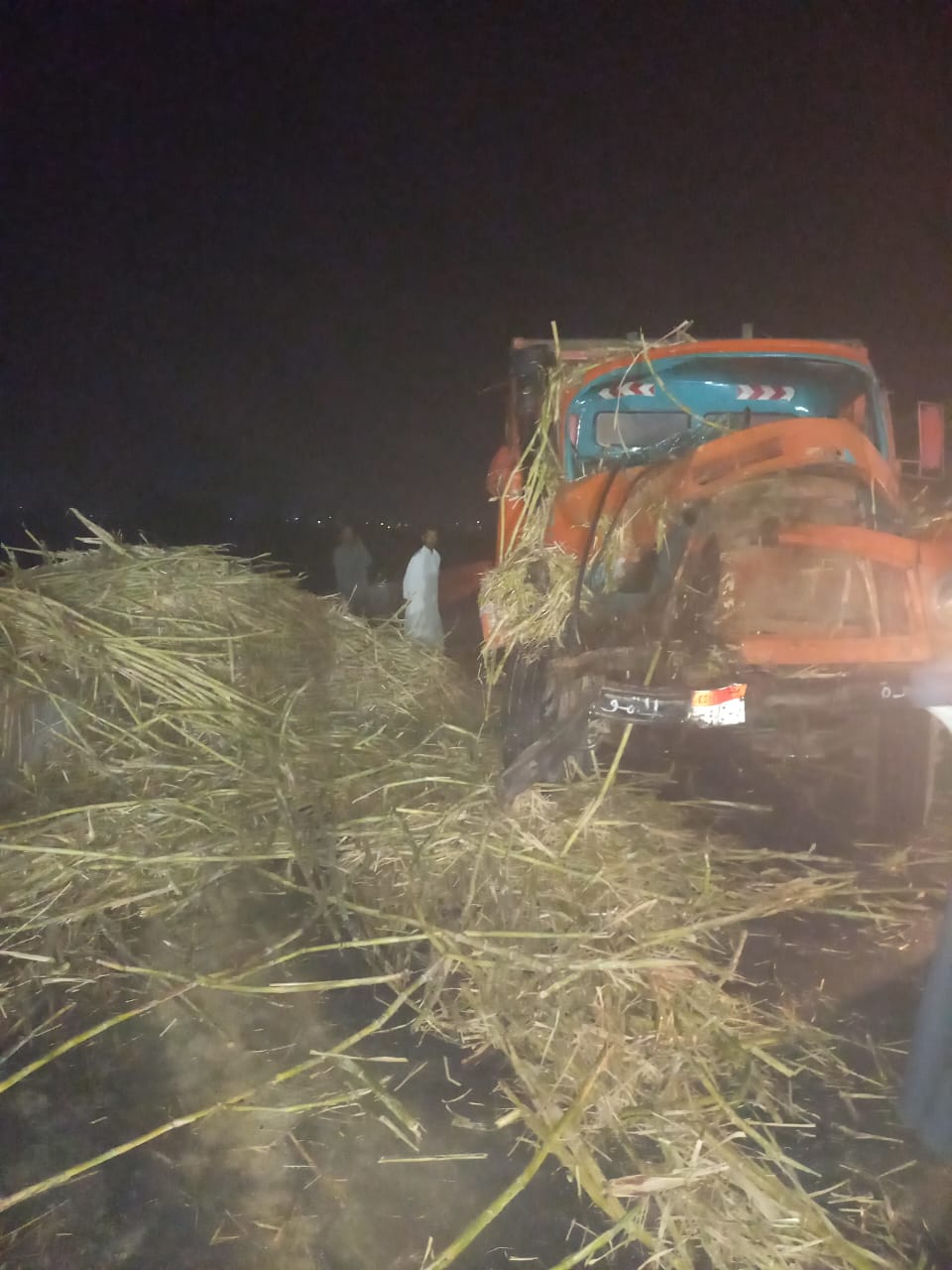 حادث تصادم مقطورة قصب بسيارة نقل