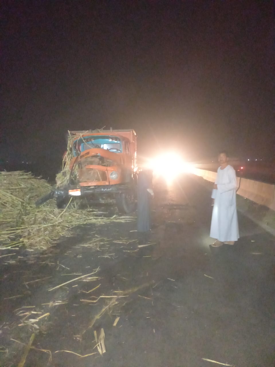 حادث تصادم مقطورة قصب بسيارة نقل