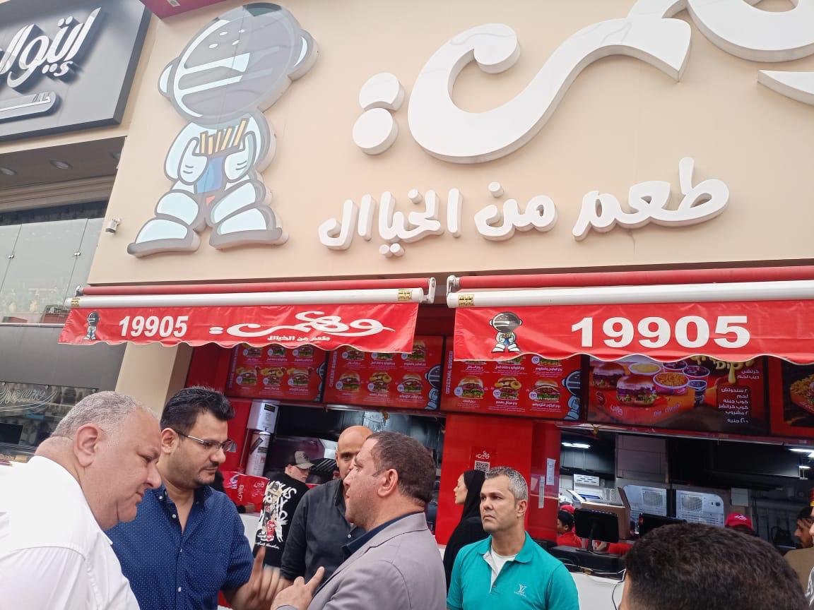 غلق محالان بـ لبن ووهمي في مصر الجديدة لإدارتهما بدون ترخيص