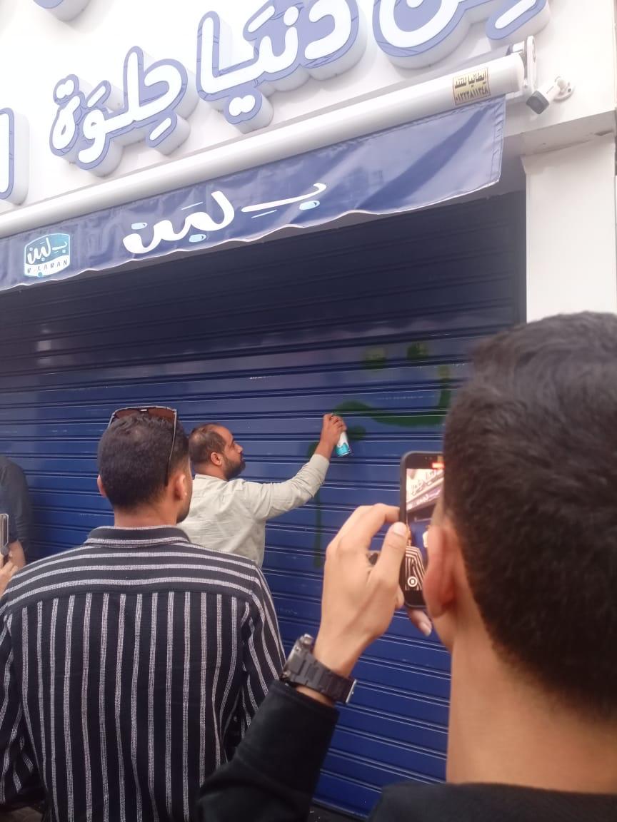 غلق محالان بـ لبن ووهمي في مصر الجديدة لإدارتهما بدون ترخيص