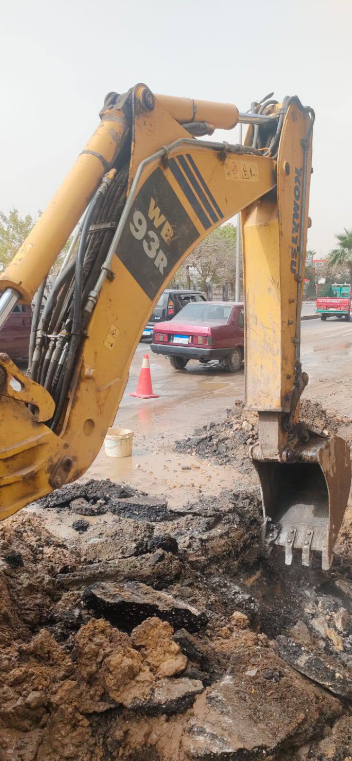 الانتهاء من أعمال إصلاح كسر ماسورة مياه بشارع القومية 