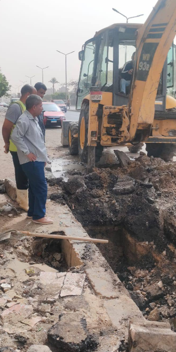 الانتهاء من أعمال إصلاح كسر ماسورة مياه بشارع القومية 