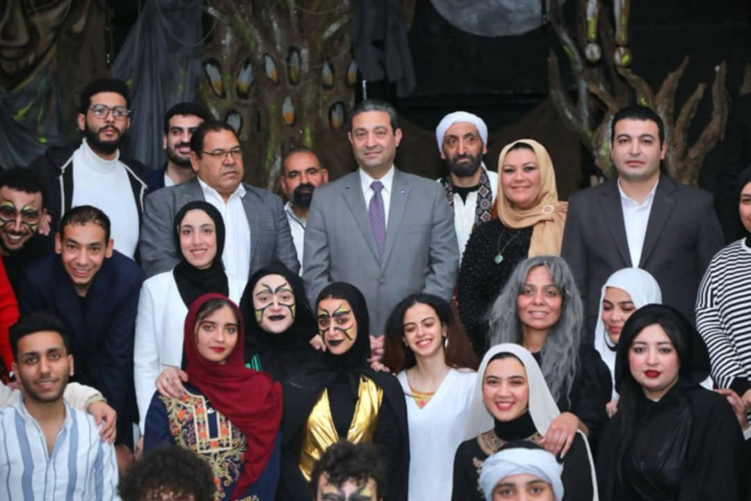 المحافظ مع فريق العرض