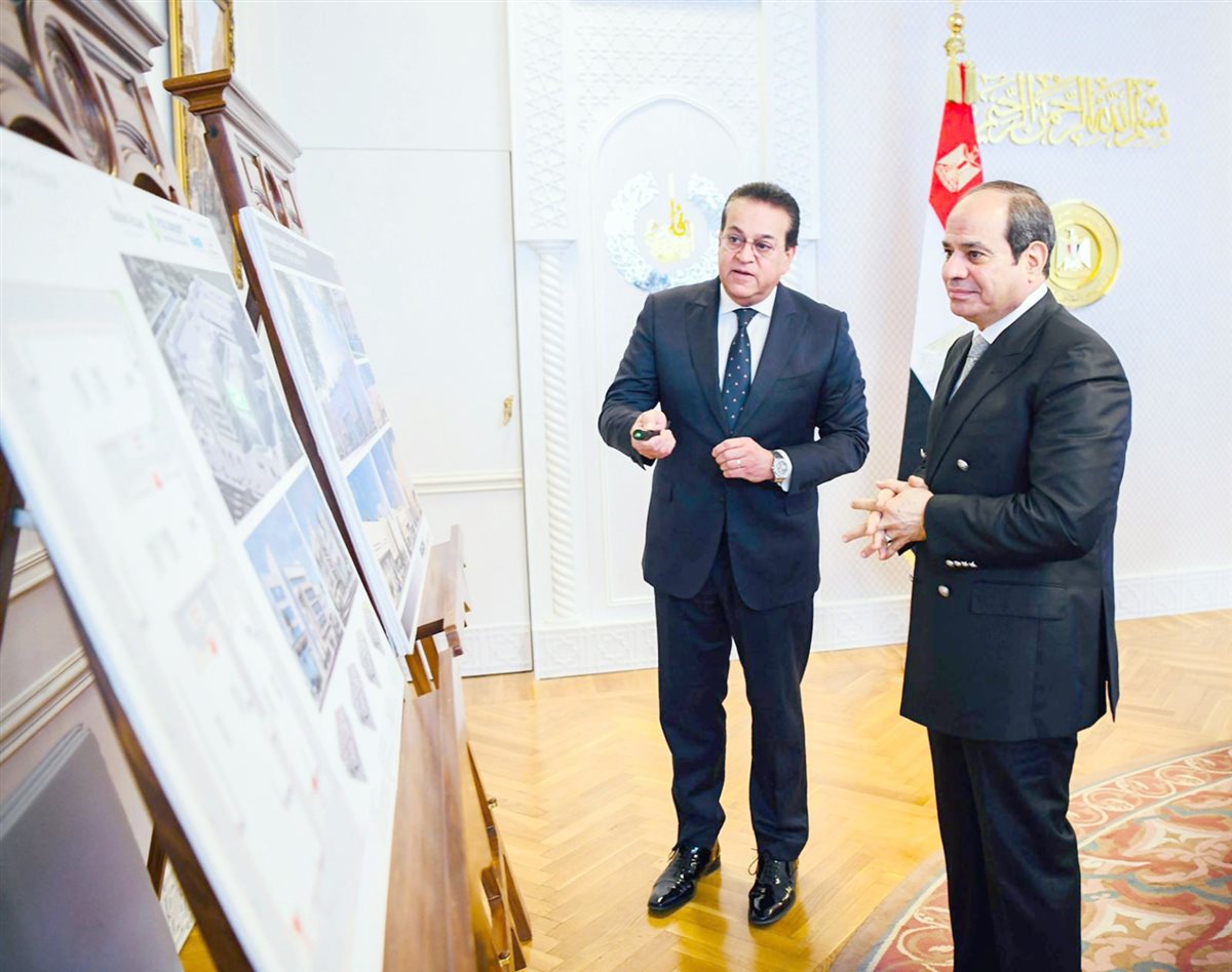 الدكتور خالد عبد الغفار وزير الصحة والسكان مع الرئيس عبد الفتاح السيسي