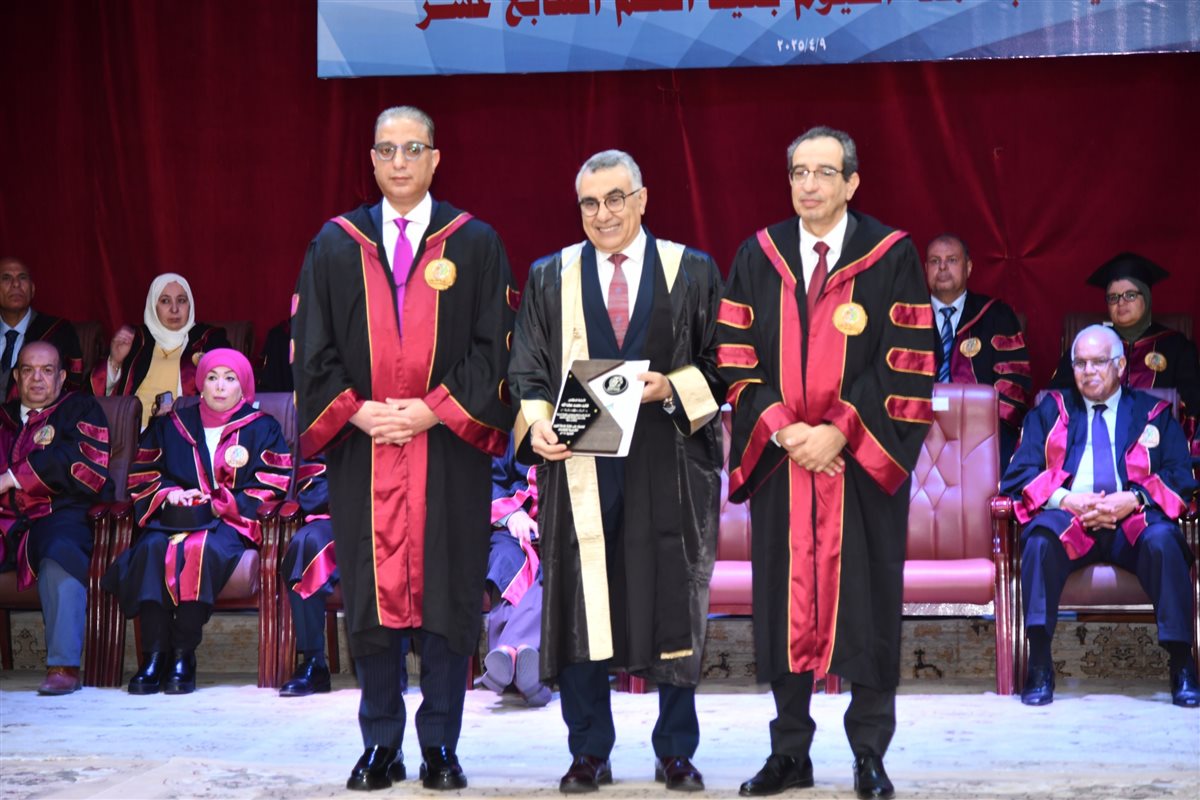 محافظ الفيوم ورئيس الجامعة يشهدان الاحتفال بعيد العلم السابع عشر