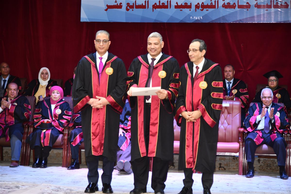 محافظ الفيوم ورئيس الجامعة يشهدان الاحتفال بعيد العلم السابع عشر