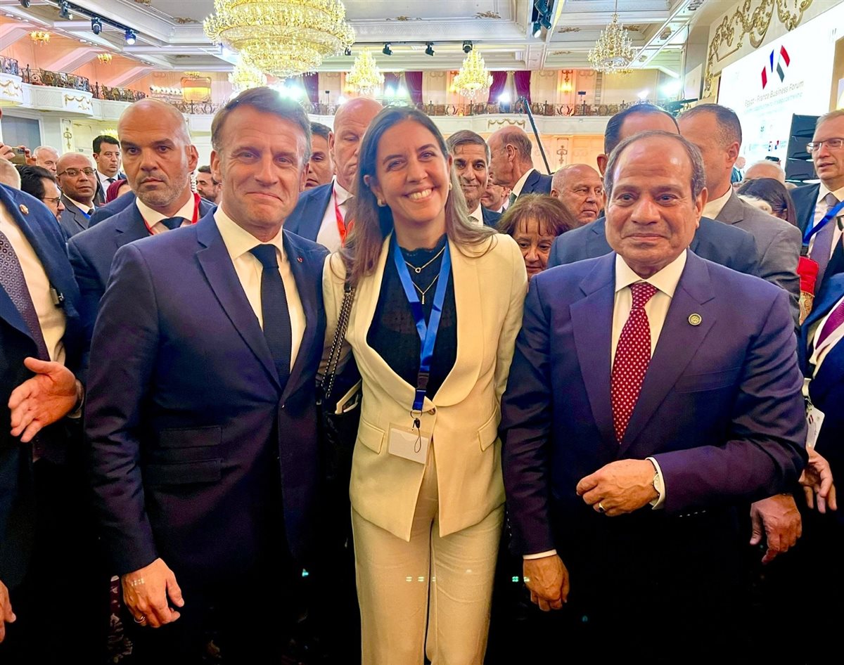 فرح الديباني رفقة عبد الفتاح السيسي والرئيس الفرنسي ماكرون