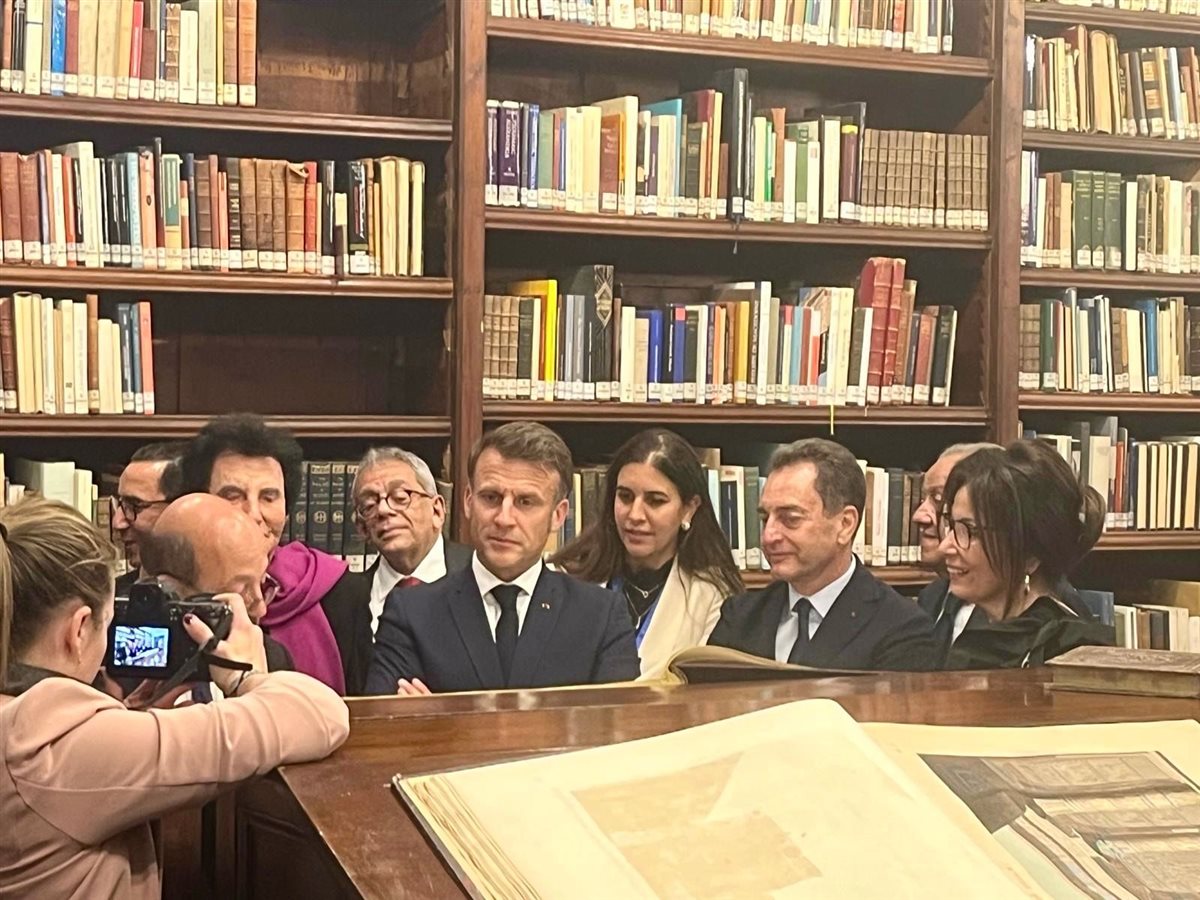 فرح الديباني رفقة الرئيس الفرنسي ماكرون