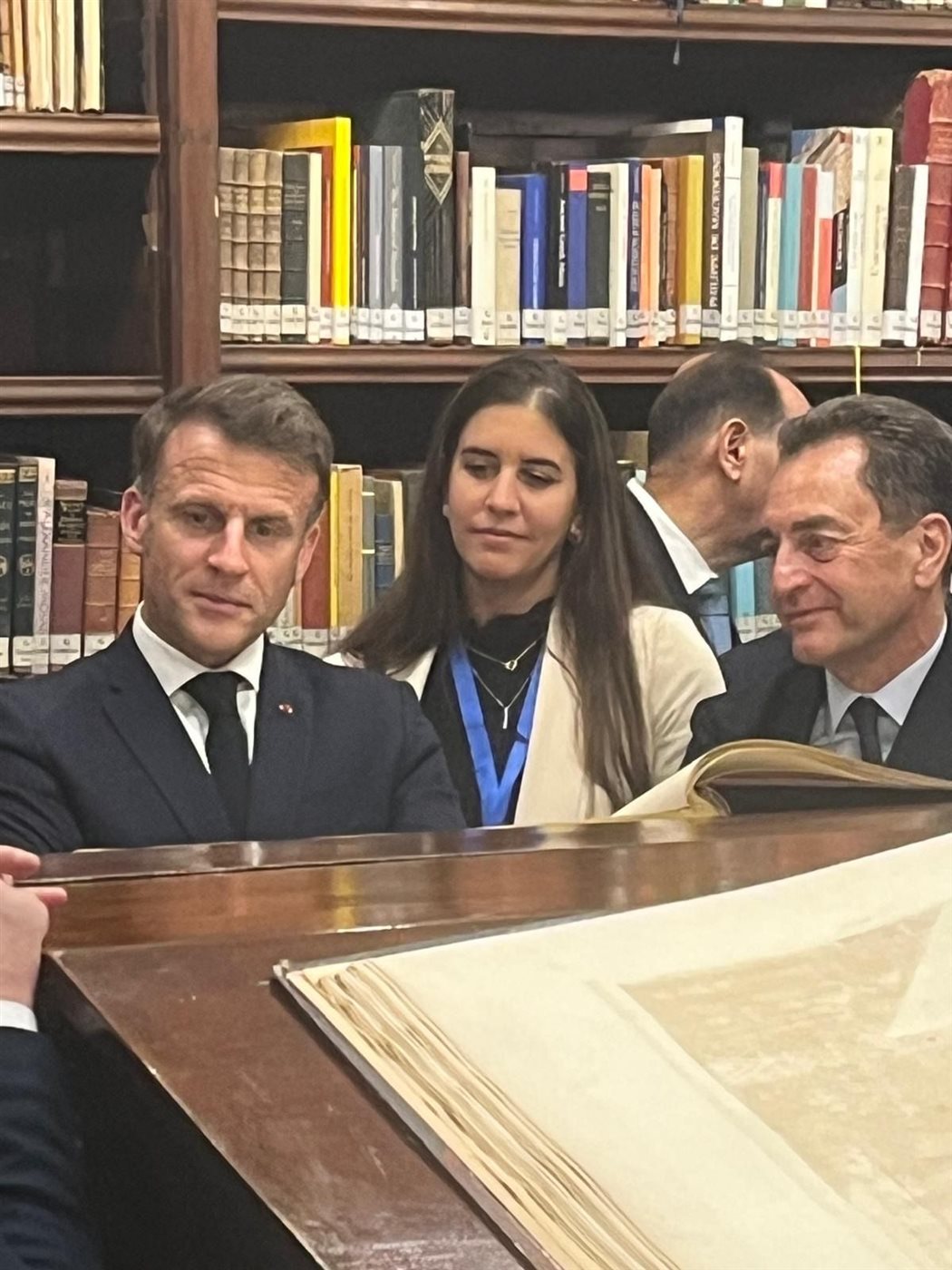 فرح الديباني رفقة الرئيس الفرنسي ماكرون