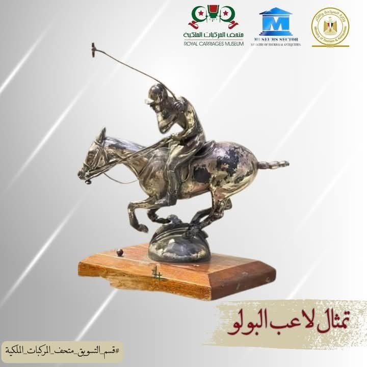 تمثال للاعب البولو على قاعدة خشبية من خشب الزان