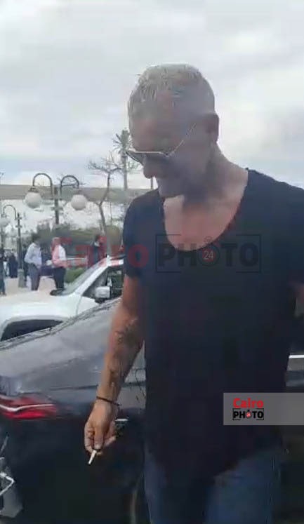 بالفيسبا.. تامر هجرس في جنازة حماة رامي صبري: ركبتها عشان أتفادى الزحمة.. والهوا حلو