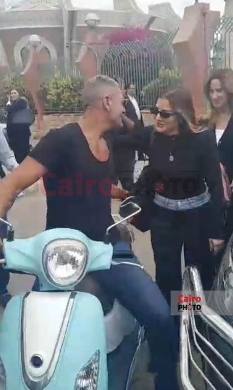 بالفيسبا.. تامر هجرس في جنازة حماة رامي صبري: ركبتها عشان أتفادى الزحمة.. والهوا حلو