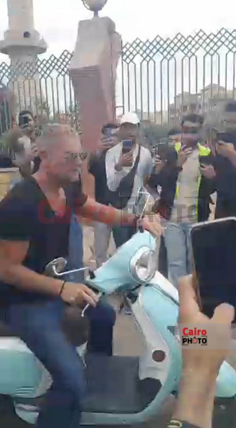 بالفيسبا.. تامر هجرس في جنازة حماة رامي صبري: ركبتها عشان أتفادى الزحمة.. والهوا حلو