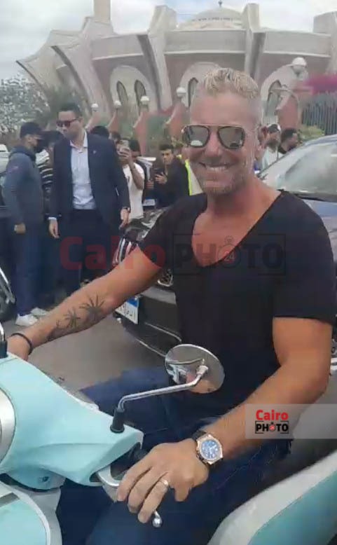 بالفيسبا.. تامر هجرس في جنازة حماة رامي صبري: ركبتها عشان أتفادى الزحمة.. والهوا حلو