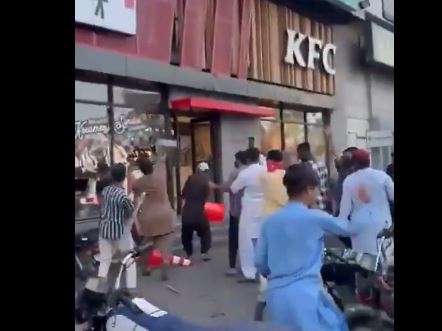متظاهرون غاضبون في باكستان يحطّمون ويحرقون فرعًا لسلسلة مطاعم كنتاكي