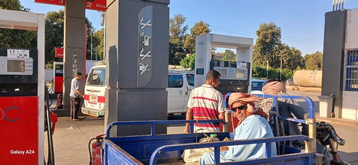 انتظام العمل بمحطات الوقود بعد رفع اسعارة بالأقصر