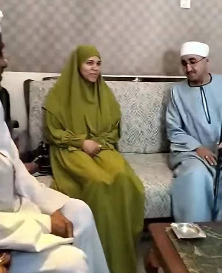 سائحة أمريكية بالأقصر تعلن اسلامها وتسمى نفسها عائشة