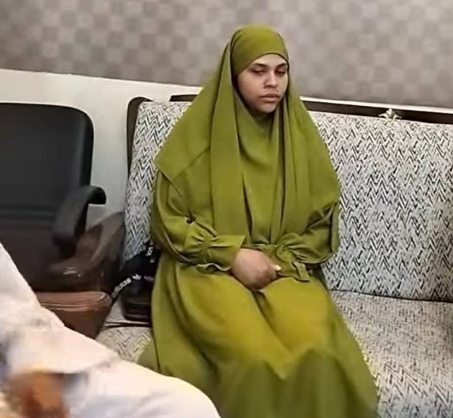 سائحة أمريكية بالأقصر تعلن اسلامها وتسمى نفسها عائشة