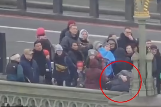 ضباط يرتدون زي شخصيتي باتمان وروبين