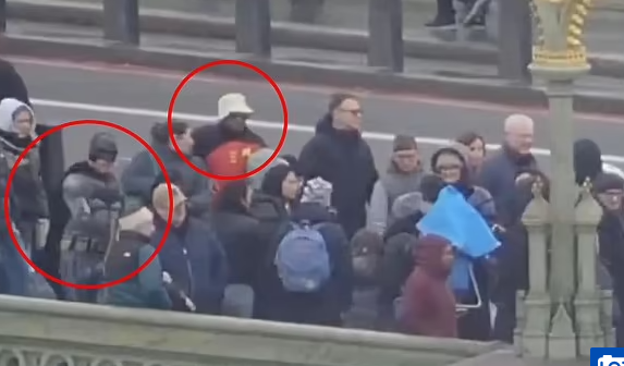 ضباط يرتدون زي شخصيتي باتمان وروبين