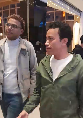 سامح حسين يلتقط الصور التذكارية مع جمهوره