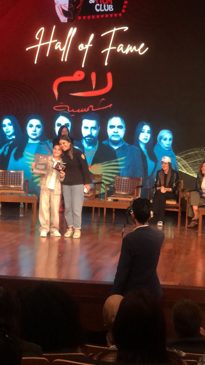 بحضور كرم الشناوي وأمينة خليل ويسرا اللوزي.. الجامعة الأمريكية تكرّم أبطال مسلسل لام شمسية