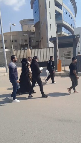 وفاء عامر تودع إبراهيم شيكا بالمستشفى قبل صلاة الجنازة عليه