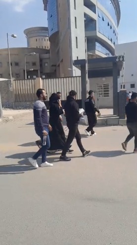 وفاء عامر تودع إبراهيم شيكا بالمستشفى قبل صلاة الجنازة عليه