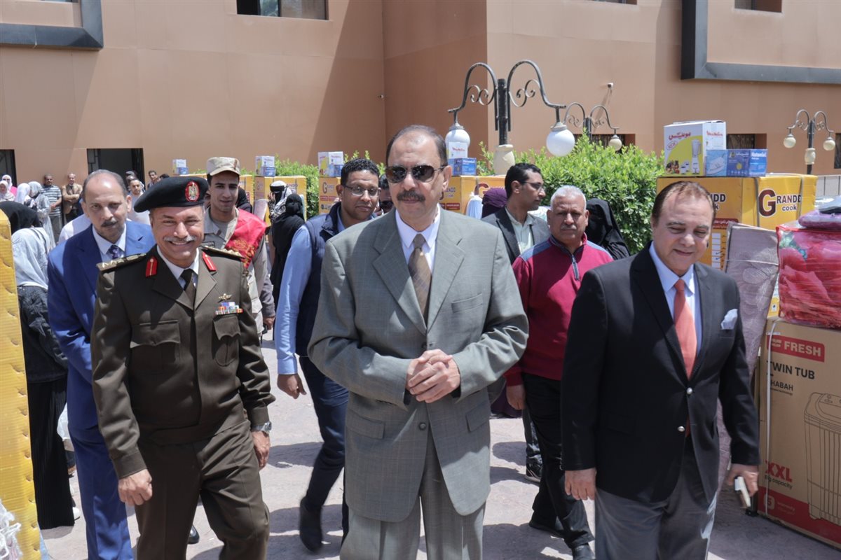 محافظ سوهاج يسلم 25 جهاز عروس للفتيات الأولى بالرعاية