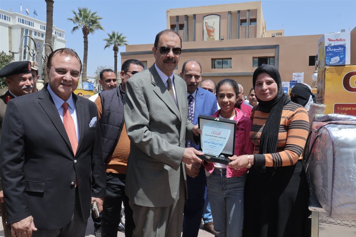 محافظ سوهاج يسلم 25 جهاز عروس للفتيات الأولى بالرعاية