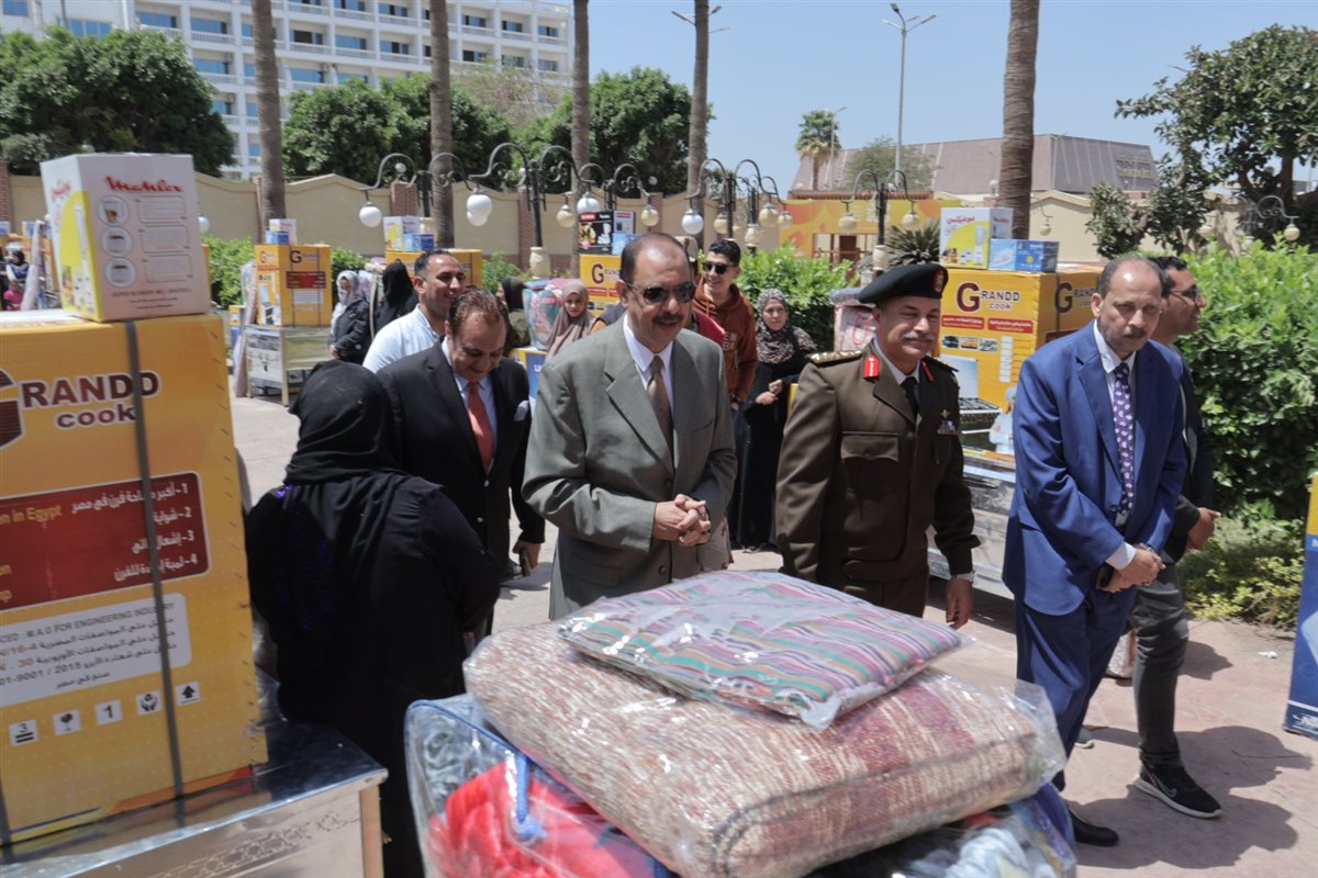 محافظ سوهاج يسلم 25 جهاز عروس للفتيات الأولى بالرعاية