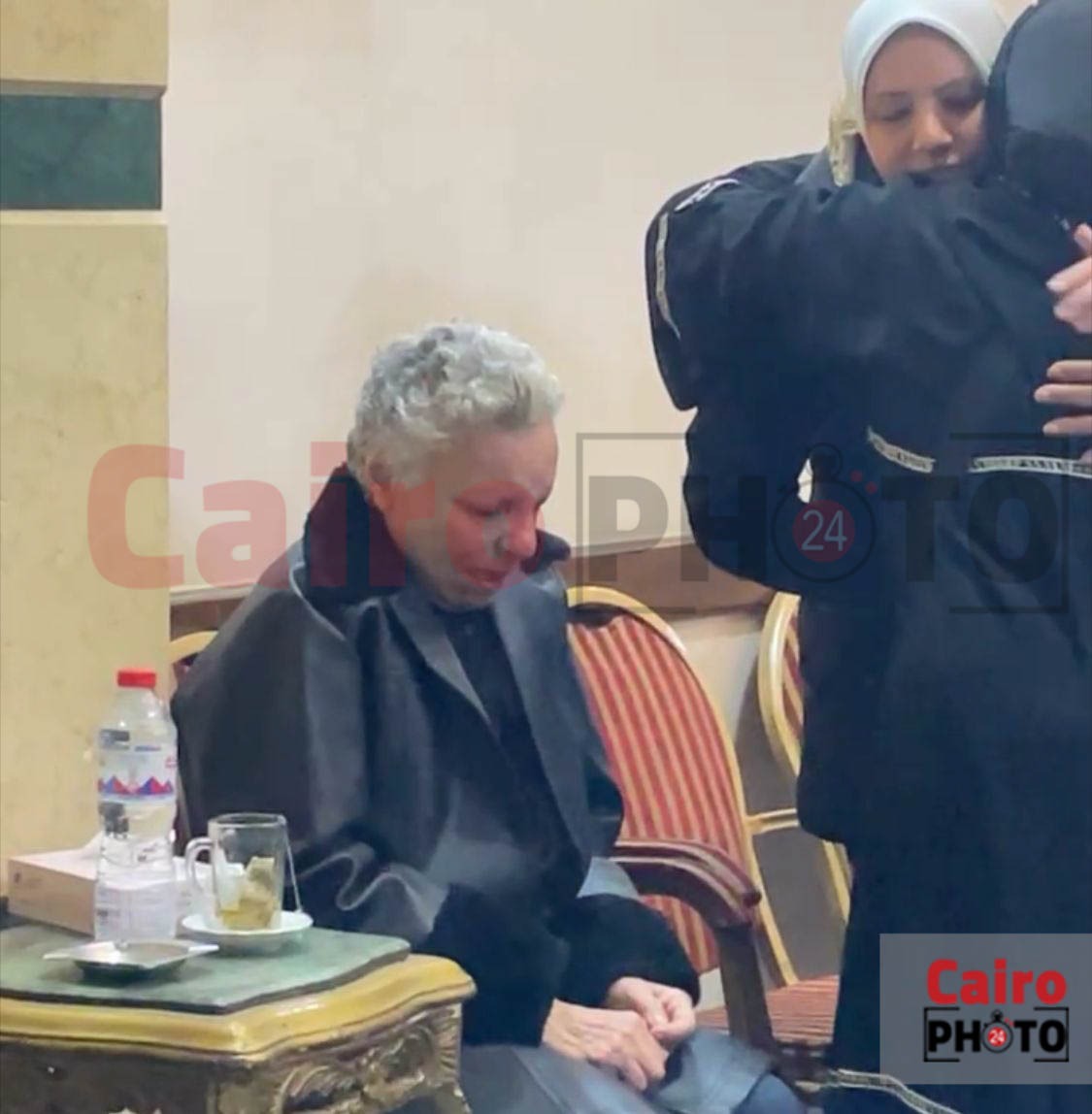 الحزن يسيطر على الفنانة عارفة عبد الرسول أثناء تلقيها عزاء زوجها 