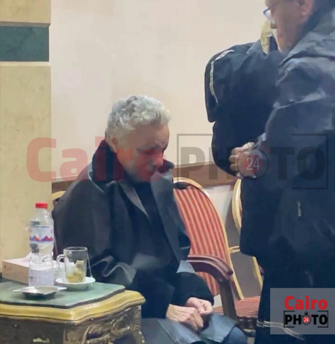 الحزن يسيطر على الفنانة عارفة عبد الرسول أثناء تلقيها عزاء زوجها 