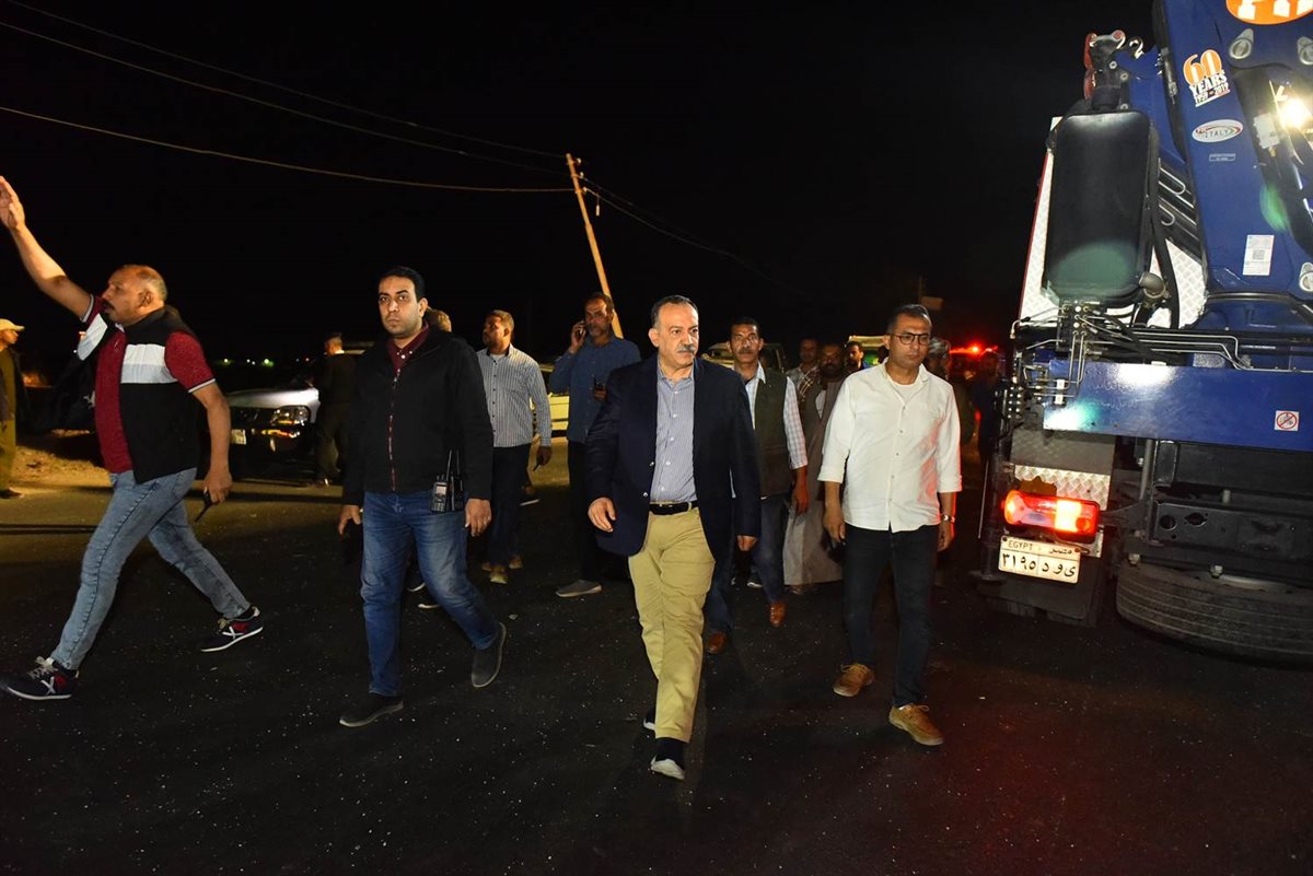 محافظ أسيوط يتفقد موقع حادث تصادم أتوبيس وسيارتين ملاكي بطريق عرب العوامر بأبنوب